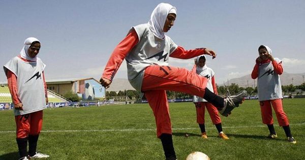 Foto: Futbolistas iraníes jugando con velo