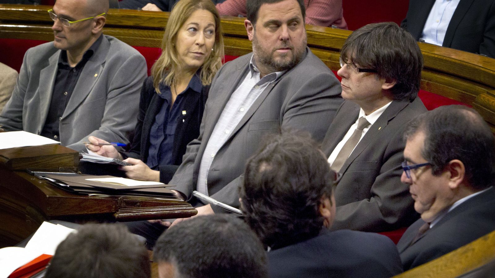 Foto: Carles Puigdemont y Oriol Junqueras, en un pleno. (EFE)