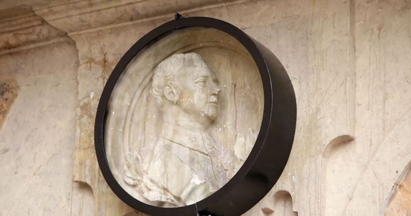 Foto: El medallón de Franco en la Plaza Mayor. (EFE)