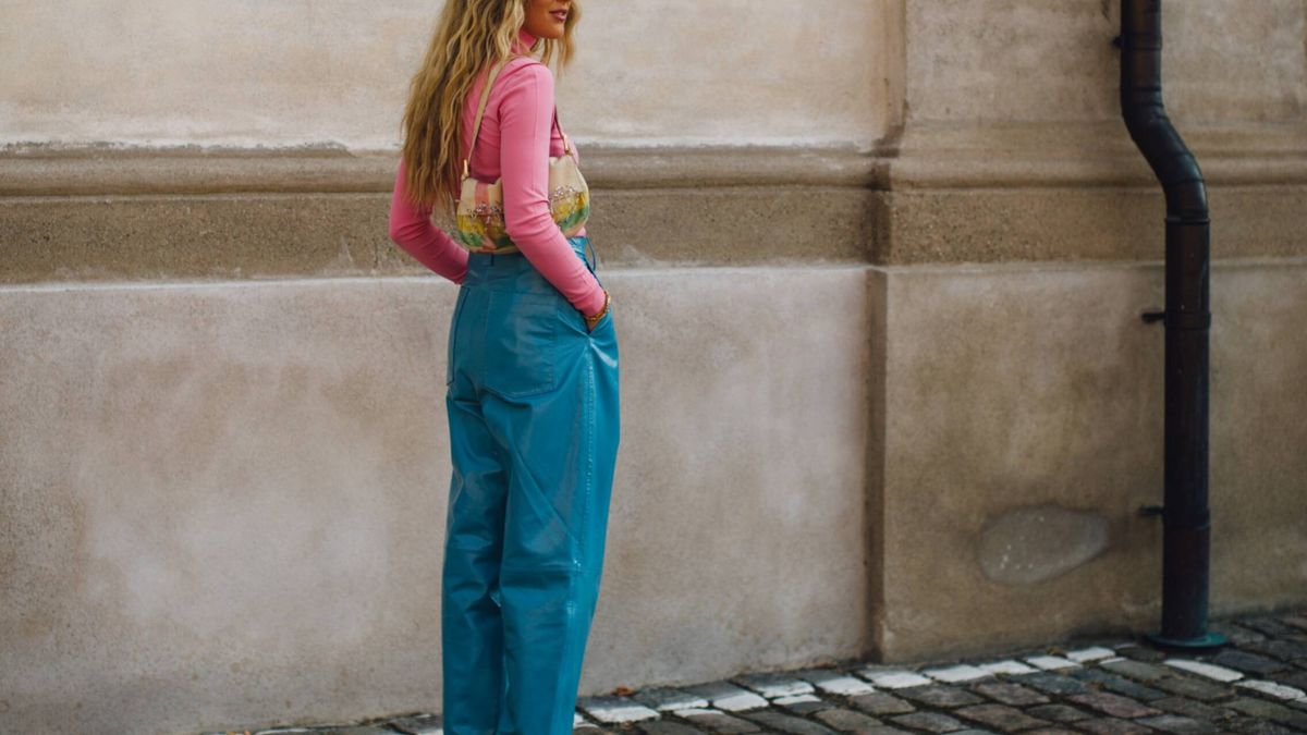 Es verano y en las calles de Copenhague triunfan los pantalones anchos de tiro alto