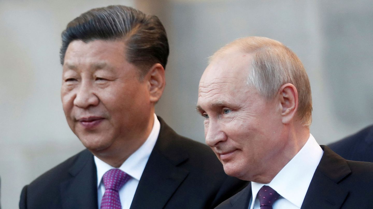 FILE PHOTO: Chinese President Xi Jinping and Russian President Vladimir Putin attend a presentation of a Haval F7 SUV produced at the Haval car plant located in Russian Tula region, at the Kremlin in Moscow, Russia, June 5, 2019. Maxim Shipenkov Pool via Reuters File Photo