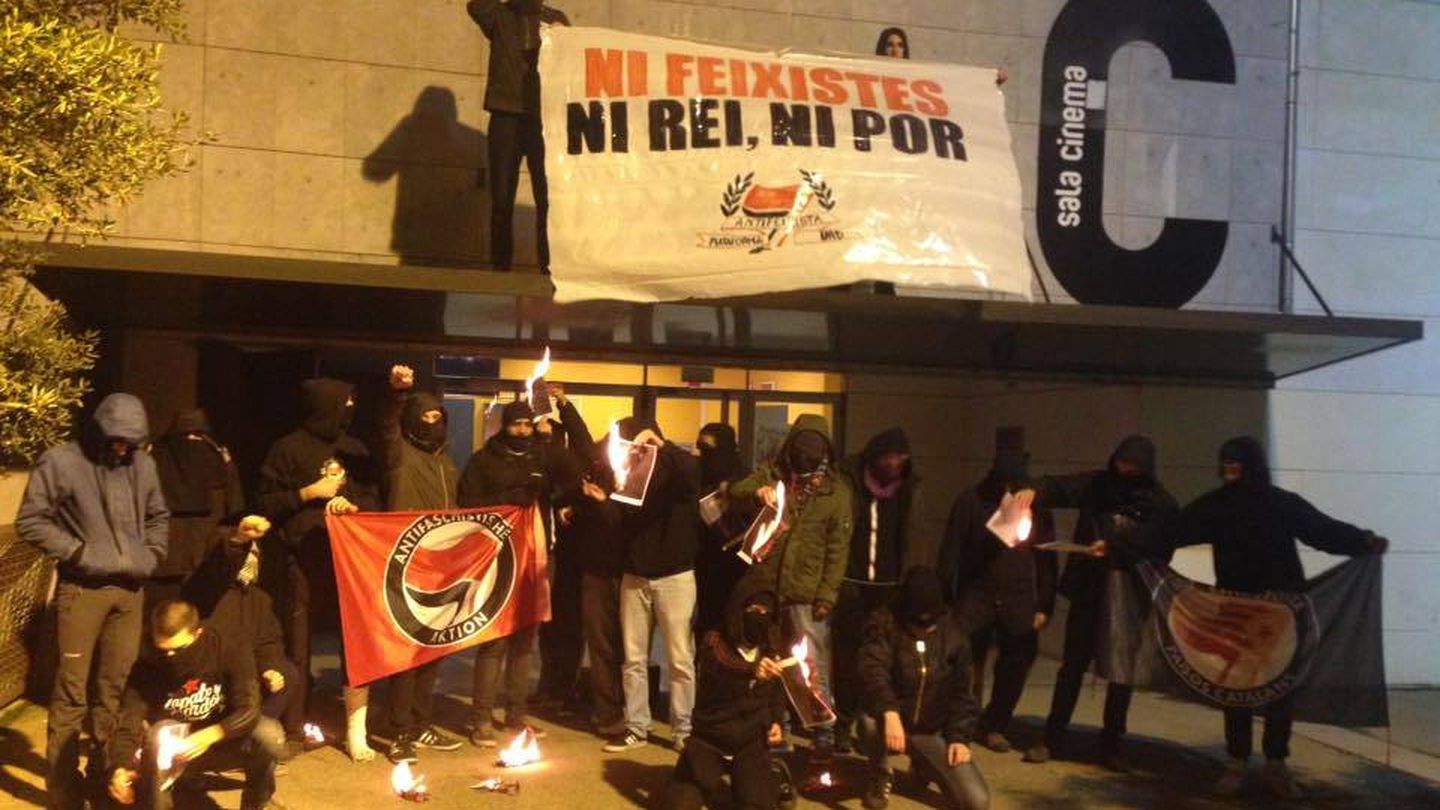 La Plataforma Antifascista muestra una pancarta con la consigna: 'Ni fascistas, ni rey, ni miedo'.