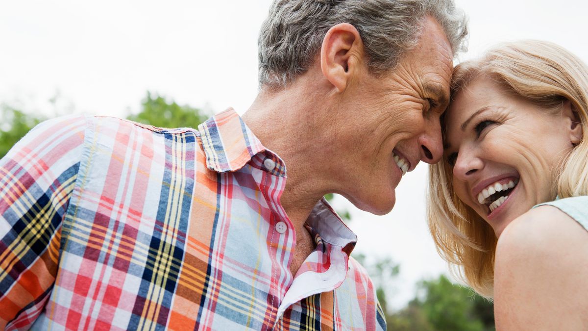 Cómo una pareja puede ser feliz para siempre, según la ciencia