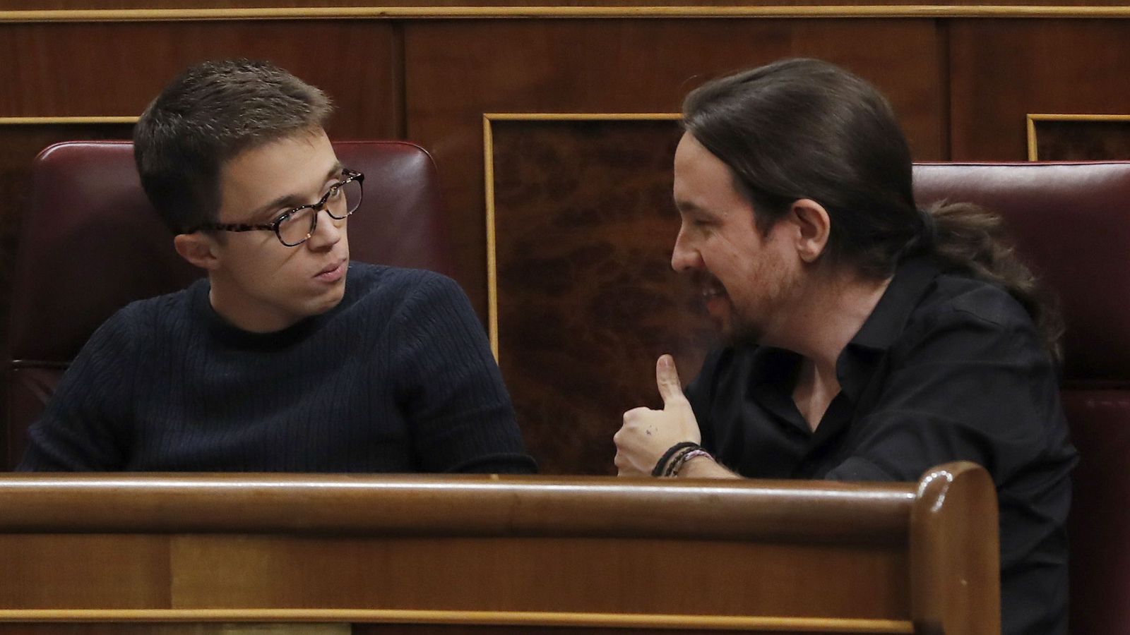 Foto: El líder de Podemos, Pablo Iglesias (d), conversa con el secretario de Política del partido y portavoz parlamentario, Íñigo Errejón (i), durante un pleno del Congreso. (EFE)
