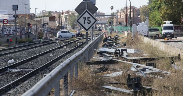 Foto: Destrozos en las vías del tren provocados por los vecinos. (EFE)