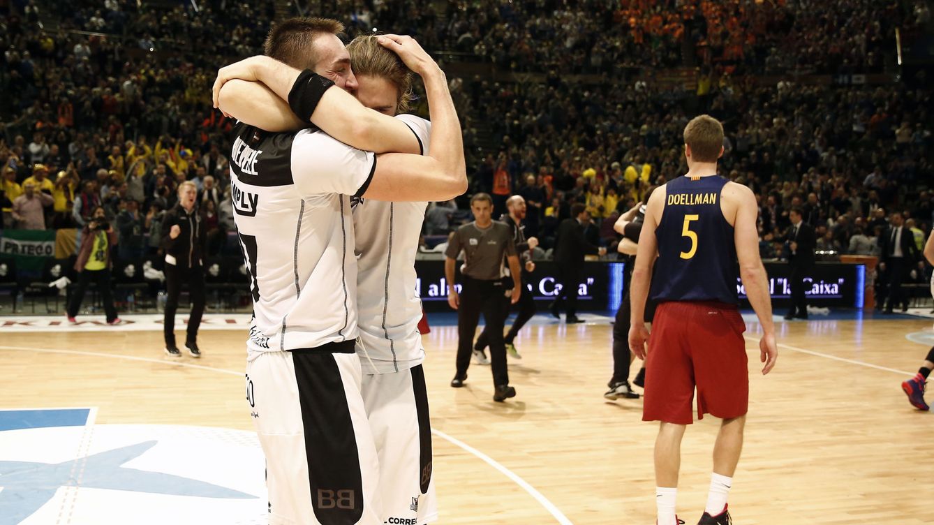 Foto: Hervelle y Bogris se abrazan tras la victoria contra el Barça (ACB Photo)