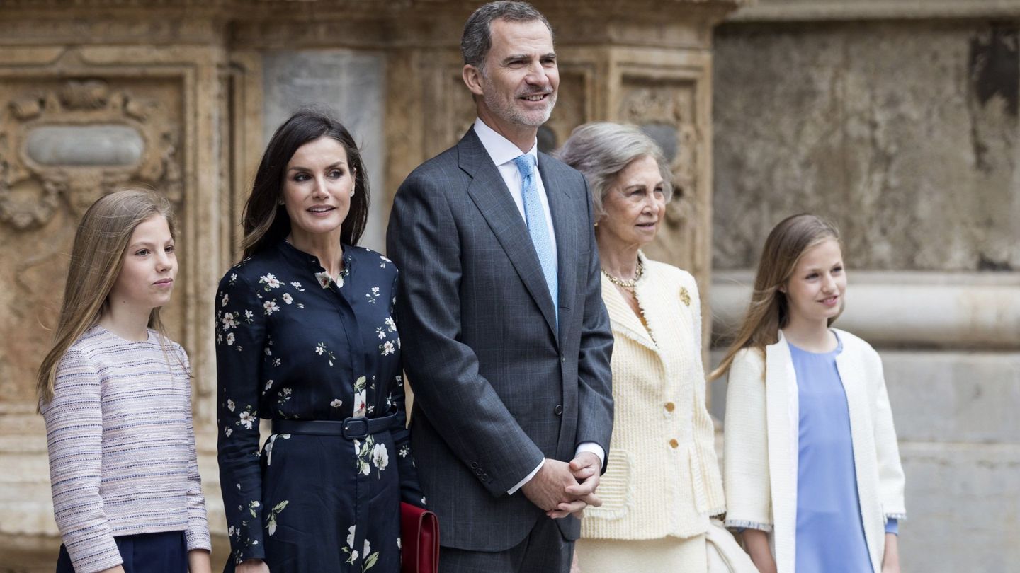 Felipe VI, la Reina, la reina Sofía, la princesa de Asturias y la infanta Sofía en la catedral de Palma. (EFE)