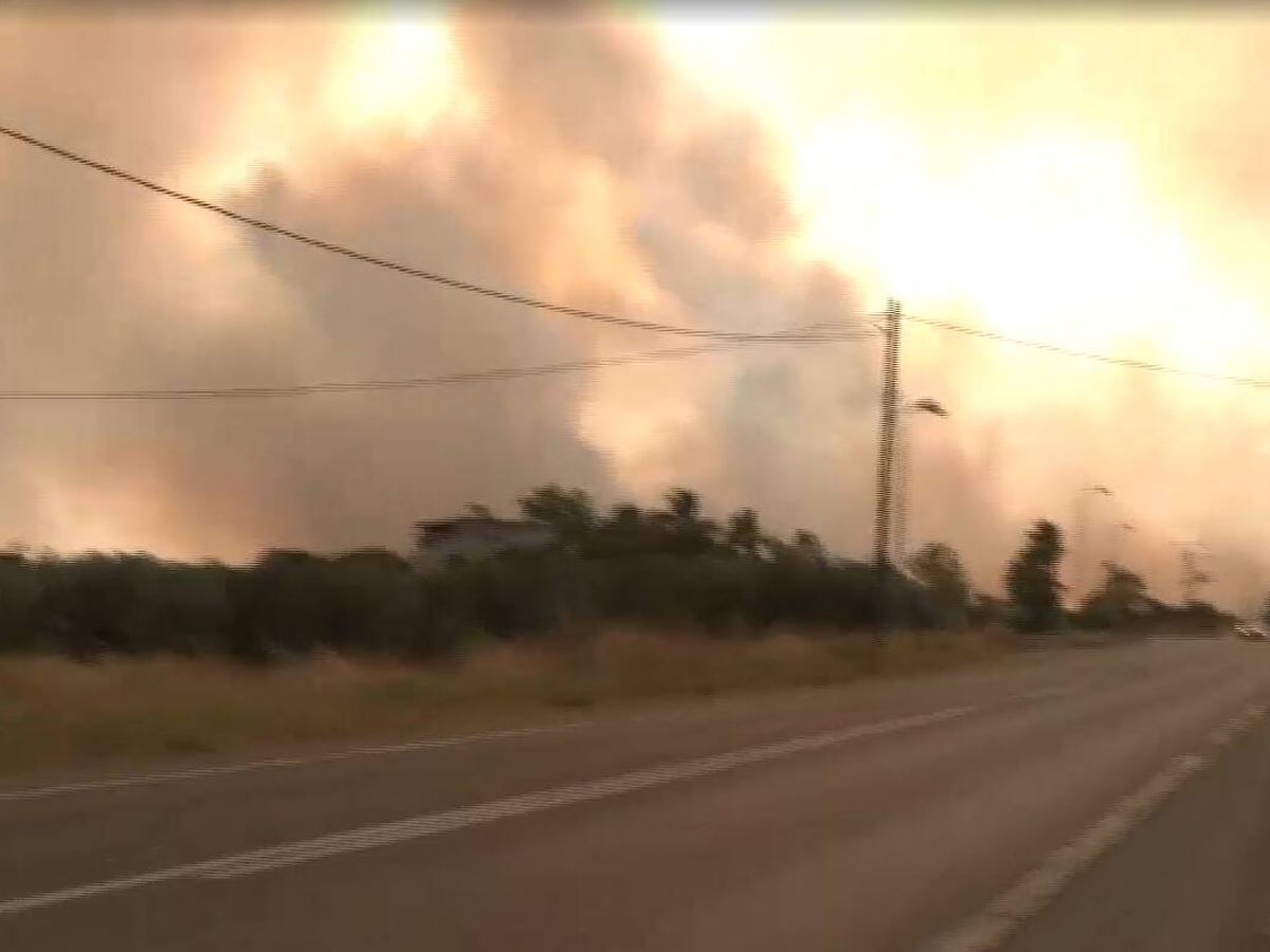 Foto: Un incendio en Grecia provoca esta enorme explosión en un depósito de misiles (ertnews.gr)
