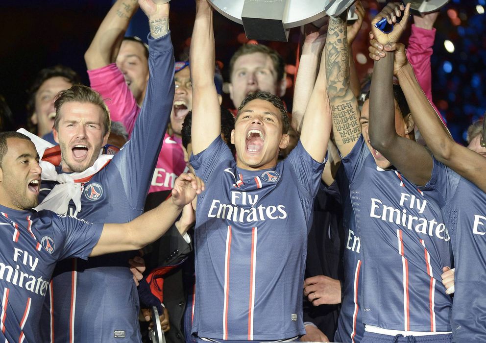 Foto: Thiago Silva levanta el título de campeón de la liga francesa con el PSG.