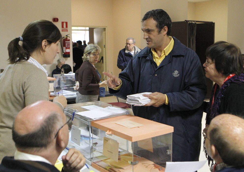 Foto: Un cartero entrega el voto por correo en un colegio electoral en Madrid. (EFE)