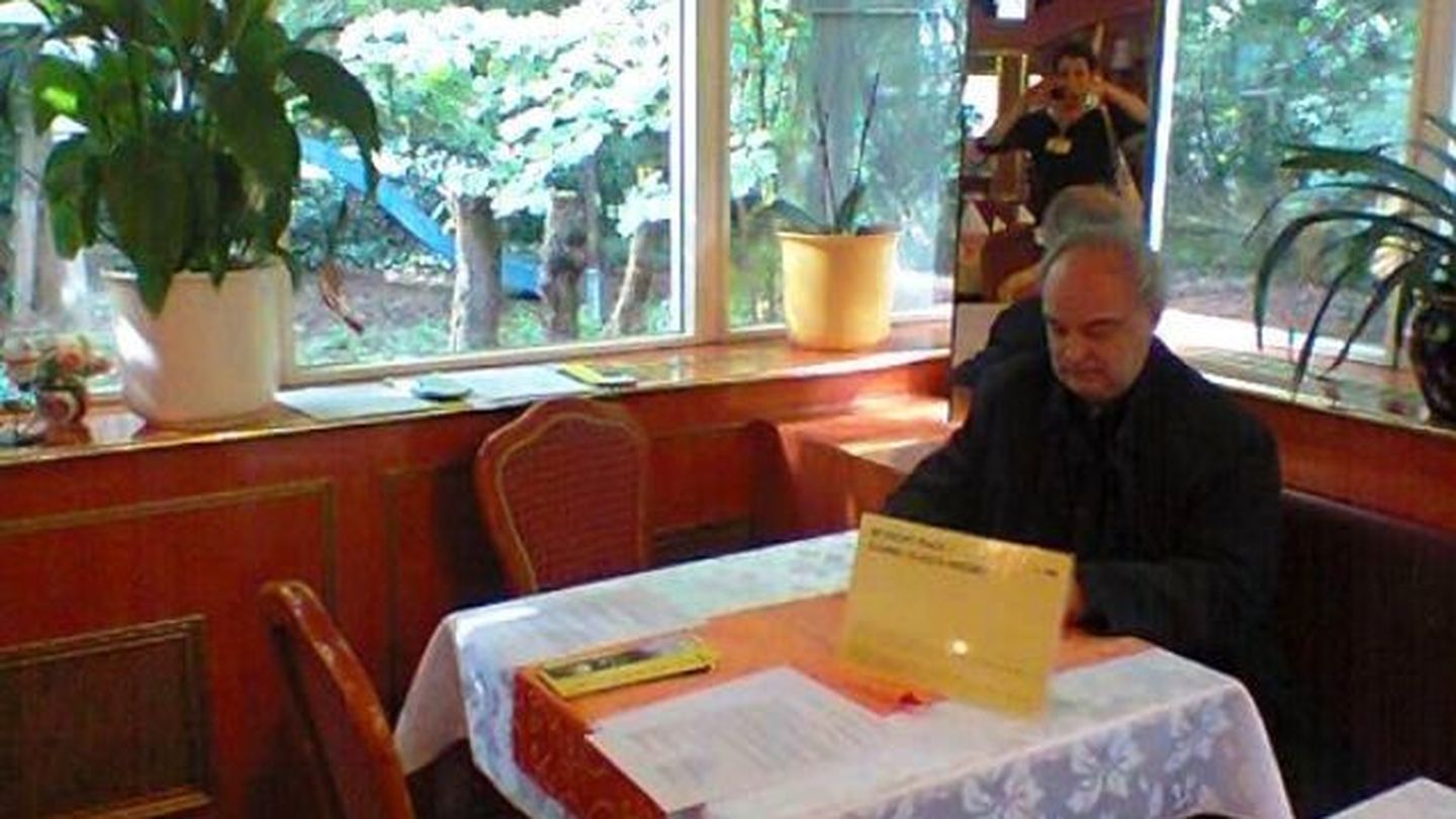 Enrique Vila-Matas en el restaurante chino en el que actuó como instalación.