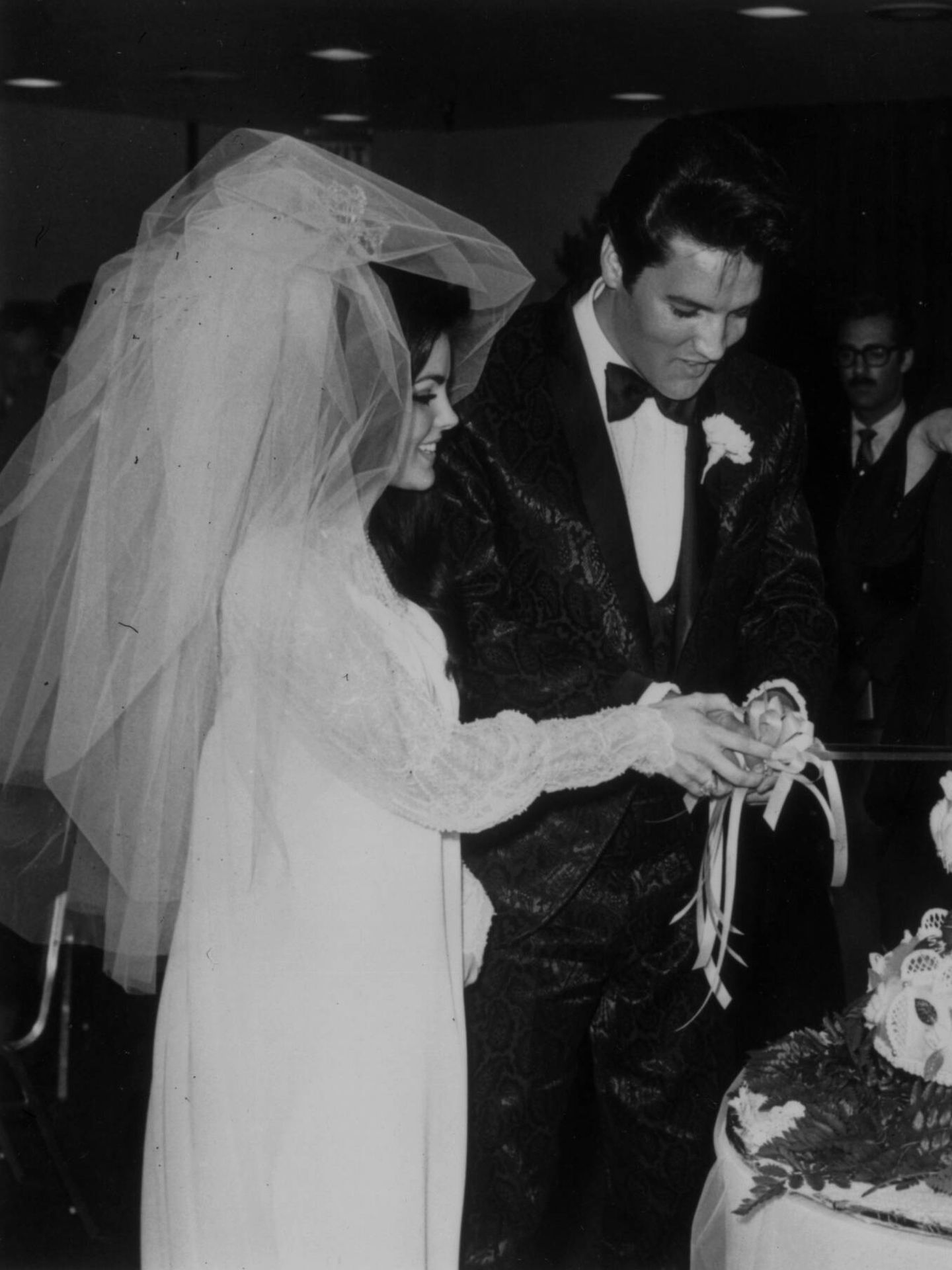 Elvis Presley y Priscilla Beaulieu, en su boda en Las Vegas. (Getty)