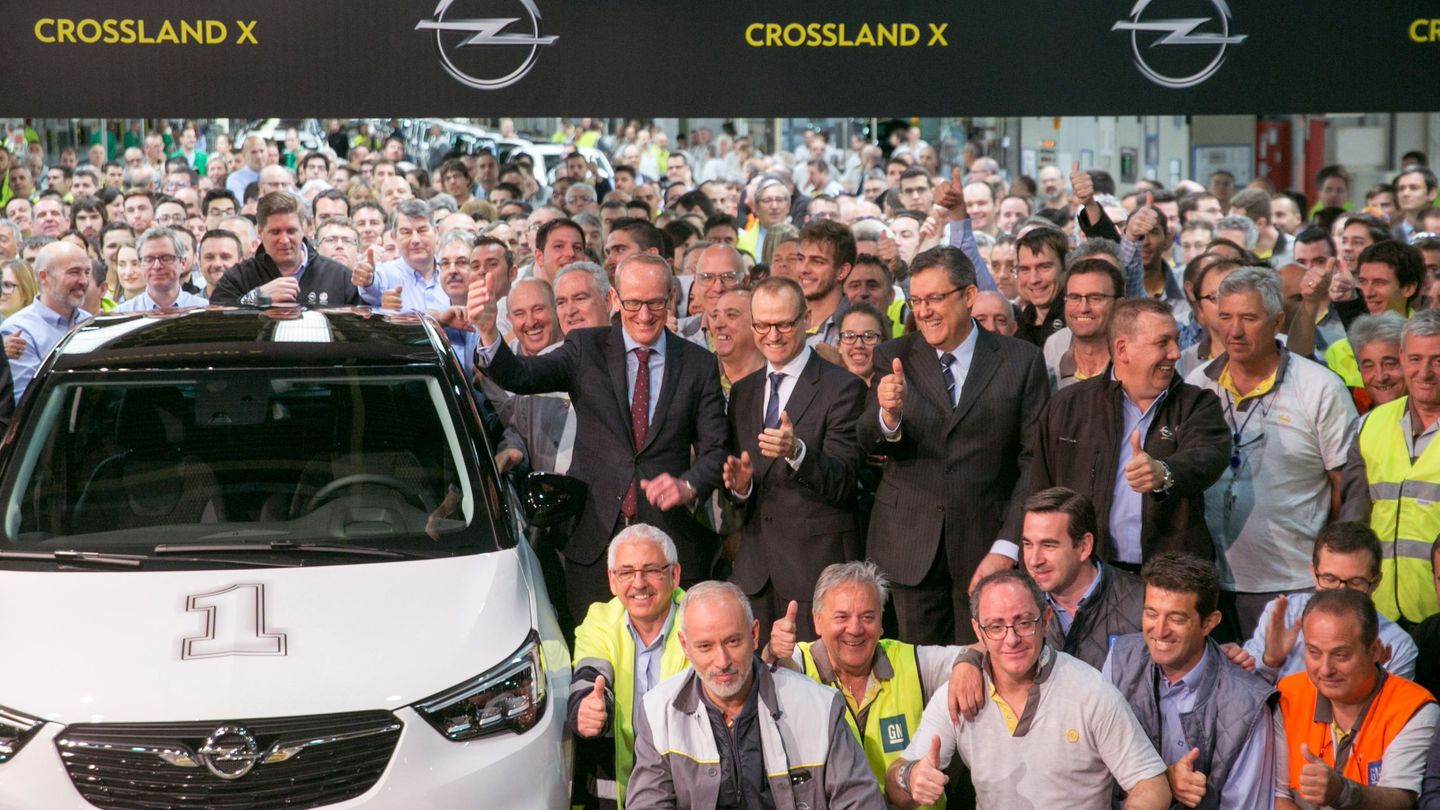 Directivos de General Motors y Opel y los trabajadores de la factoría zaragozana de Figueruelas. (EFE)