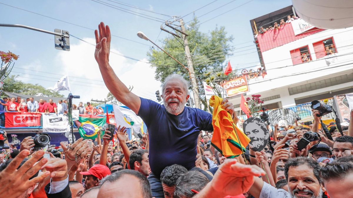 Una masa de simpatizantes impide a Lula entregarse a la justicia