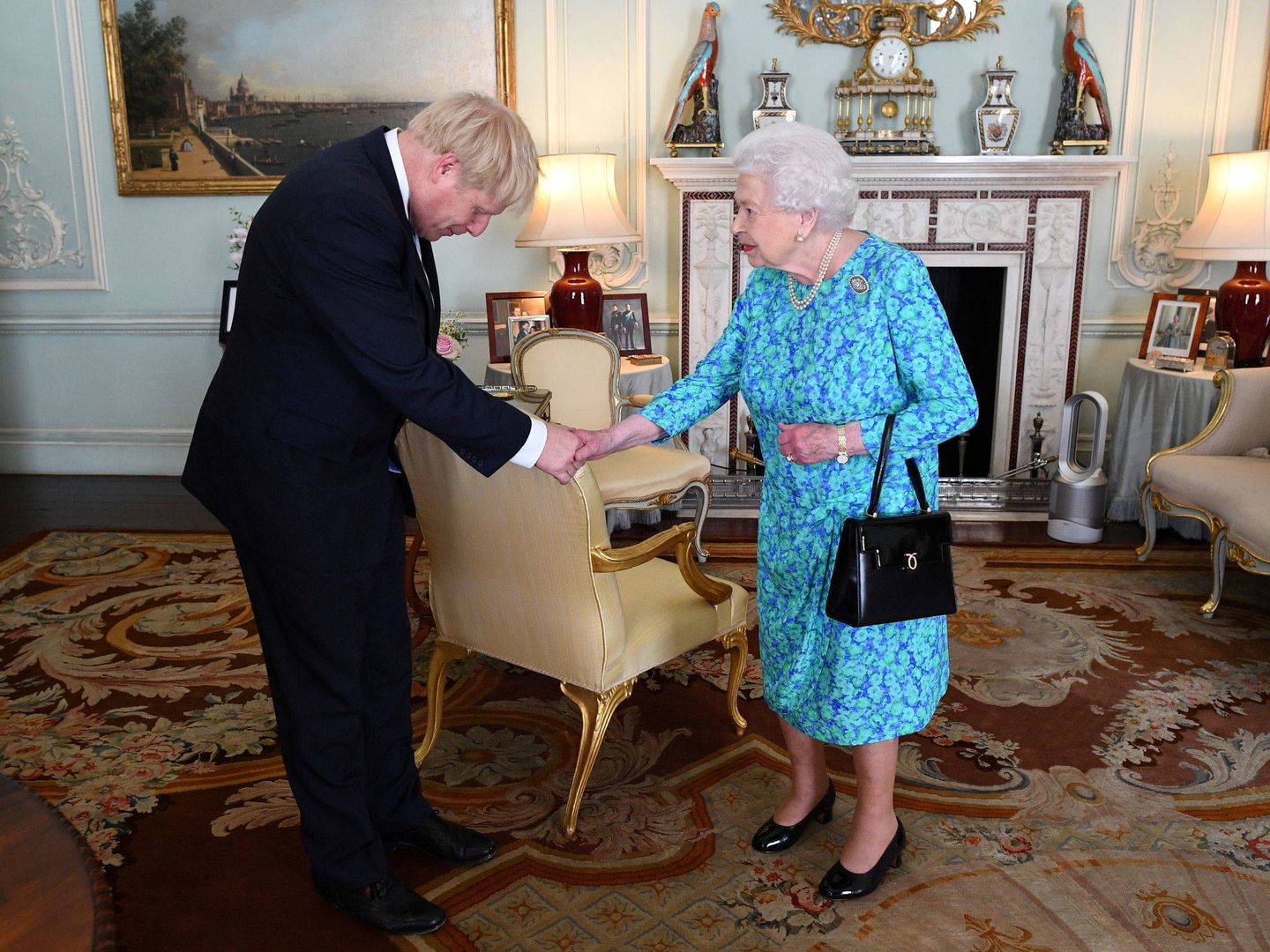 Borsi Johnson saluda a la reina Isabel II, ante quien jura el cargo. (Reuters)
