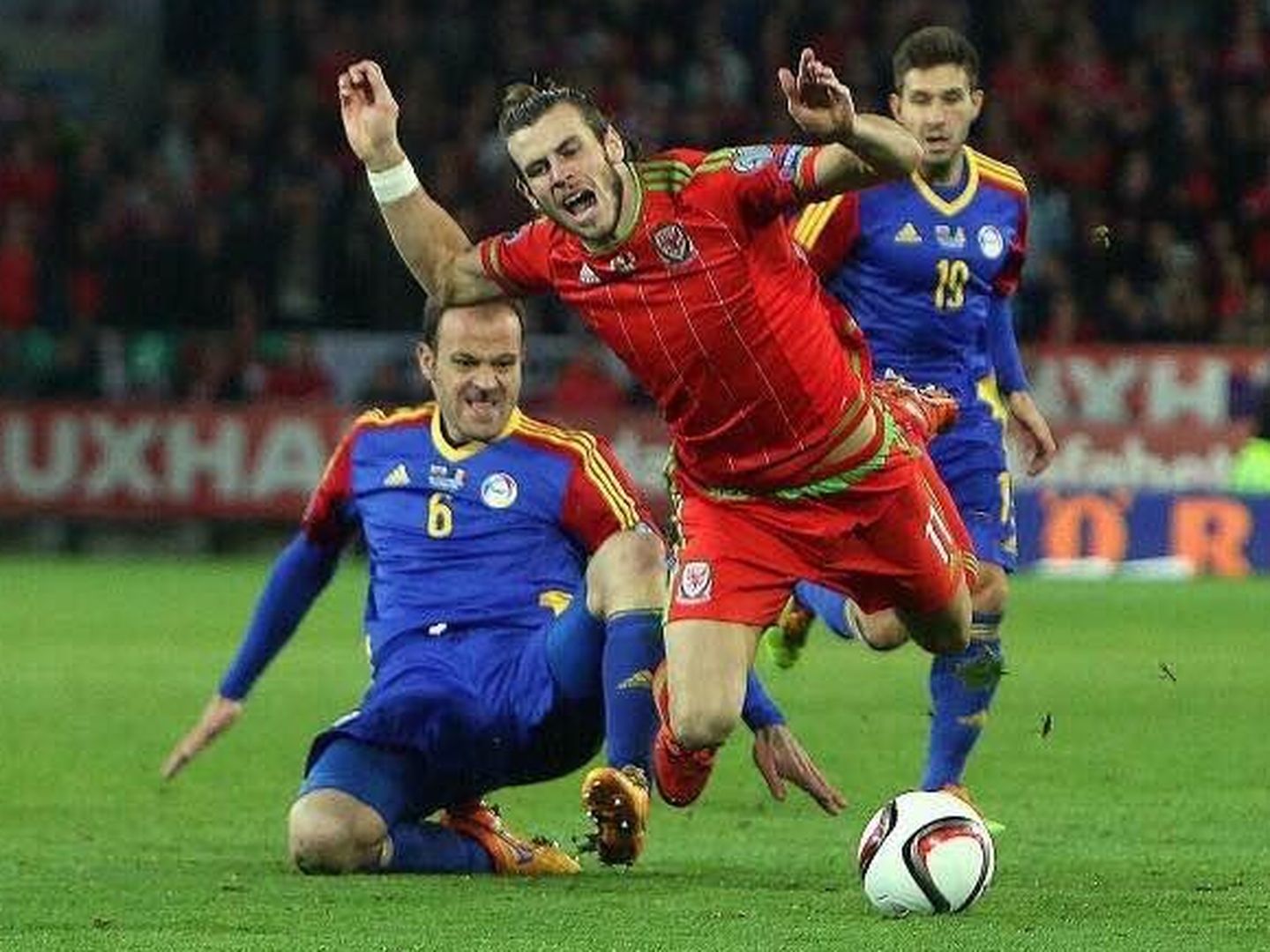 Lima intenta robar el balón a Bale (Daily Mirror).