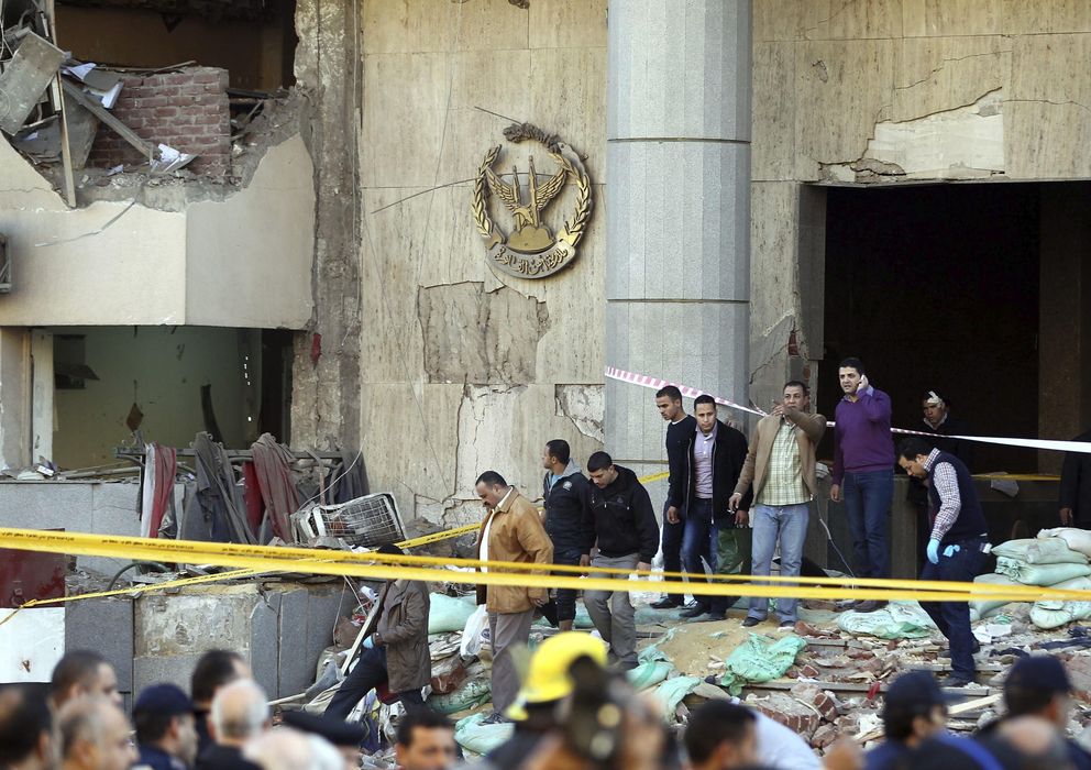 Foto: Los daños tras la explosión de un coche bomba en la sede de la Dirección General de Seguridad, en El Cairo (Efe).