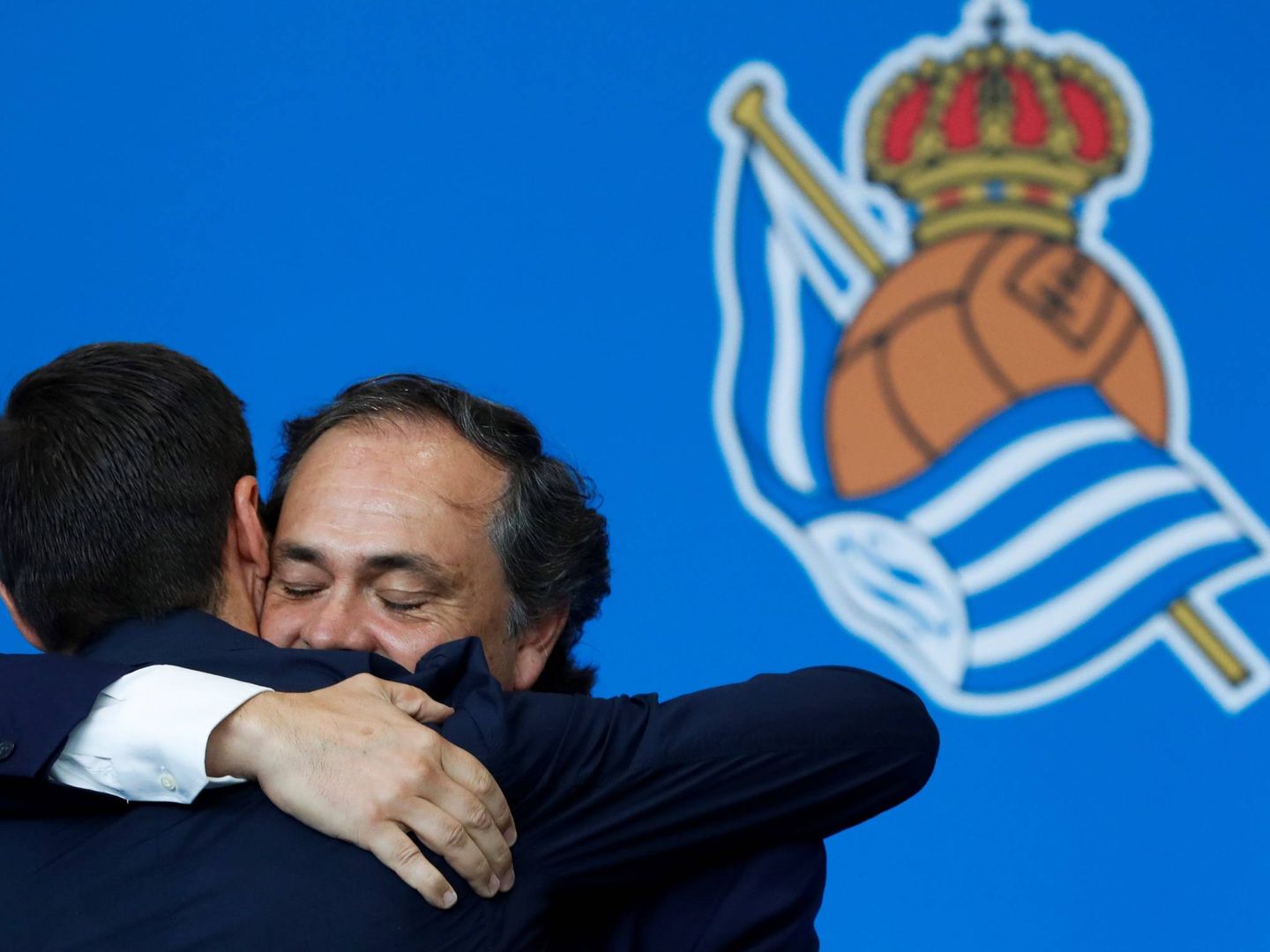 Xabi Alonso se abraza con Jokin Aperribay, presidente de la Real Sociedad. (EFE)