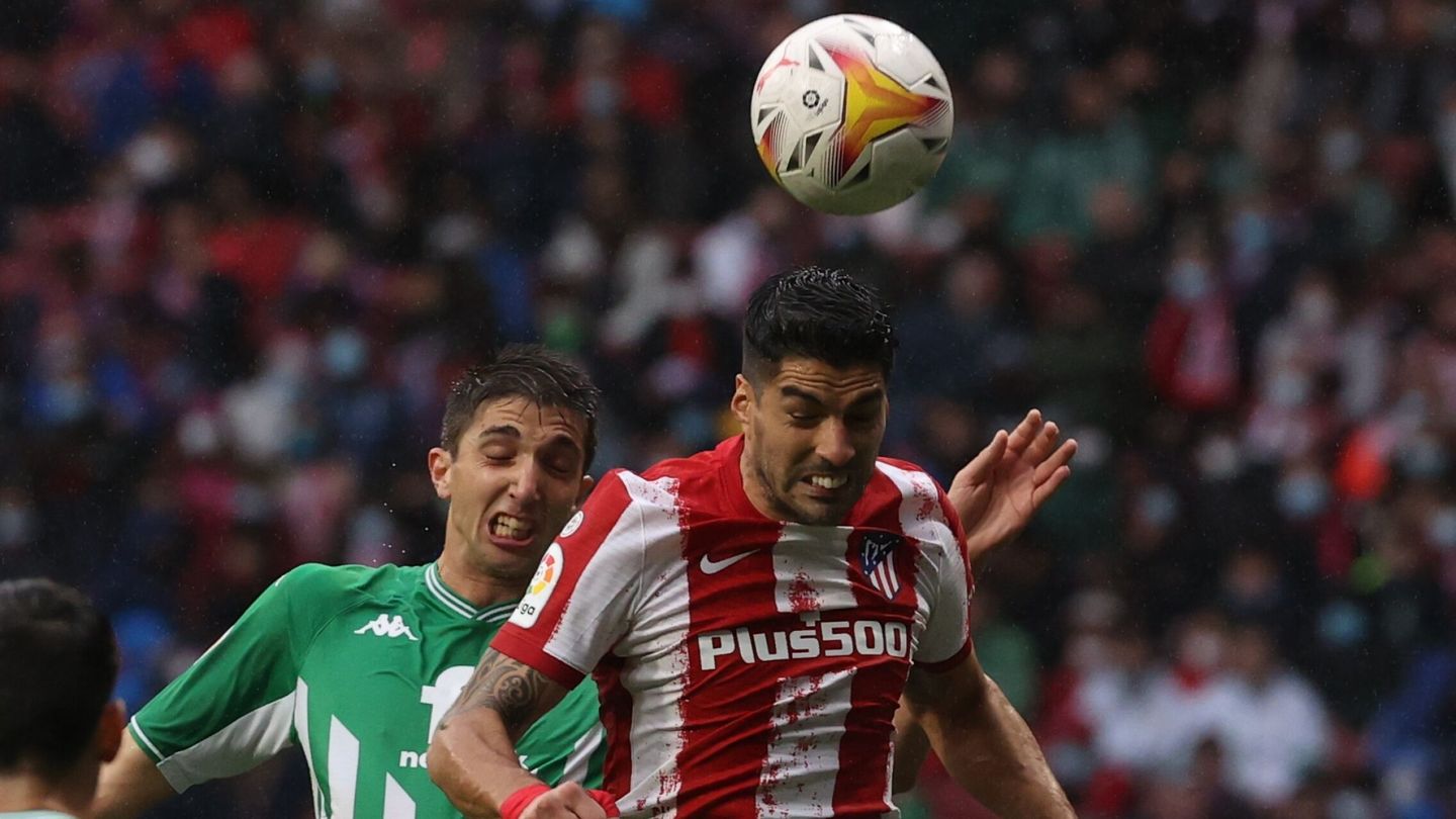 Suárez y Edgar saltan a por un balón. (EFE) 