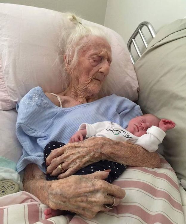 Foto: La anciana, de 101 años, sostiene en brazos a su tataranieto (Facebook)
