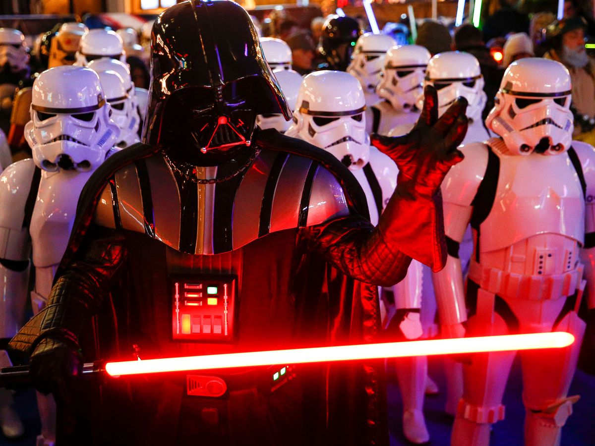 Foto: Los fans de Star Wars querrán tener su propio sable láser (Reuters/Henry Nicholls)
