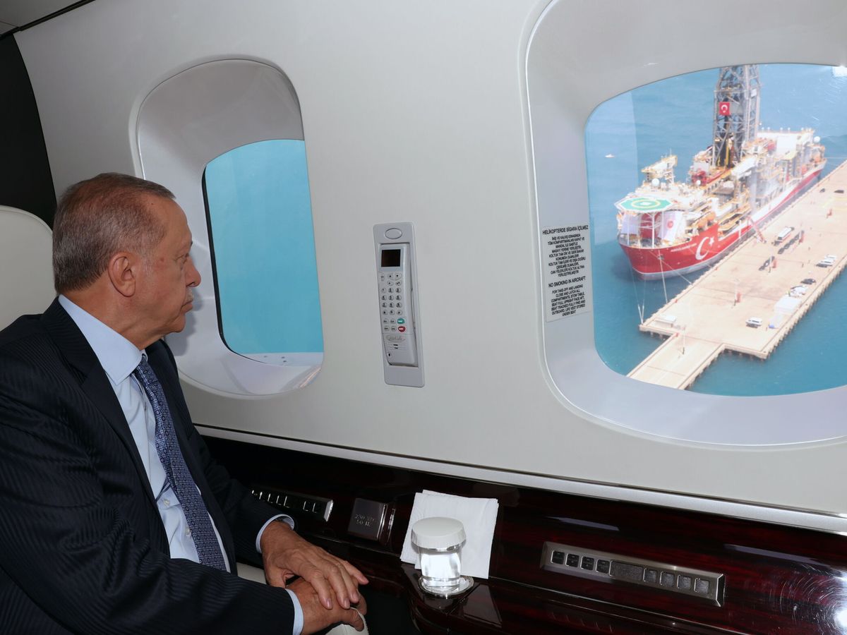 Foto: Erdogan observa un barco perforador turco en el Mediterráneo (EFE)