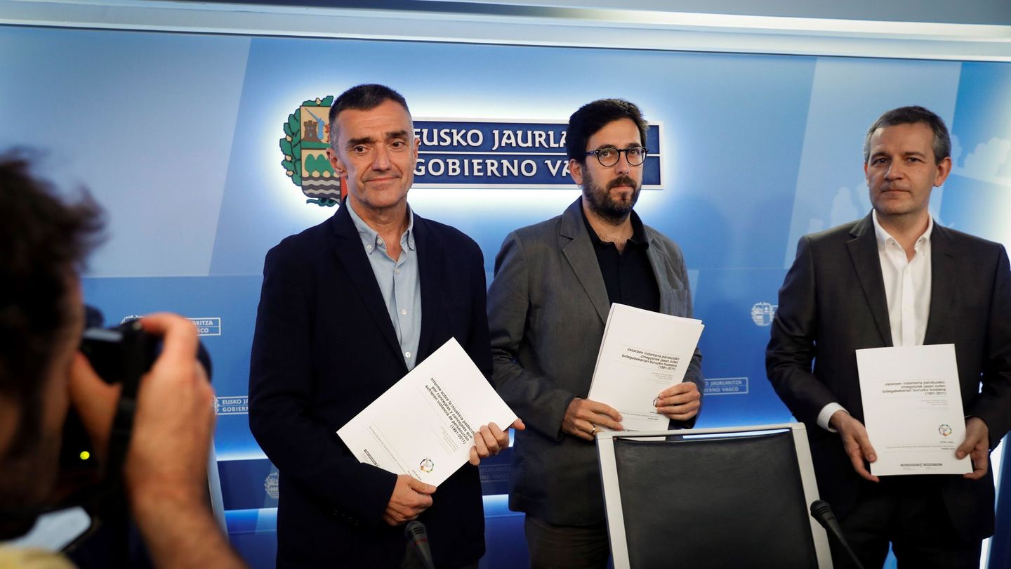 Jonan Fernández (i), en la presentación del informe, junto a José Ramón Intxaurbe y Gorka Urrutia. (EFE)