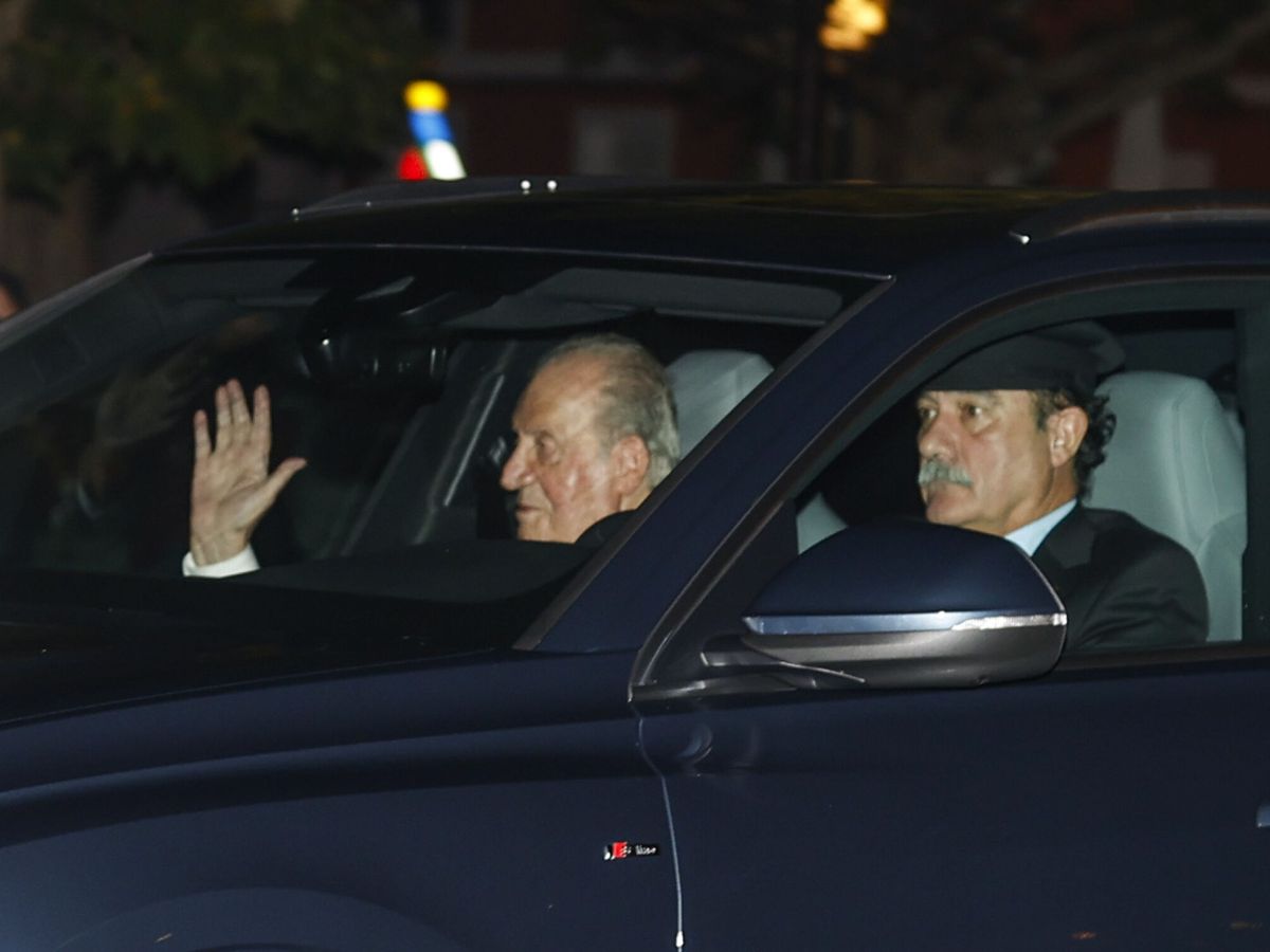 Foto: Juan Carlos I, este martes por la noche, a su llegada a Zarzuela para la celebración familiar del cumpleaños de Leonor. (EFE/Javier Lizón)