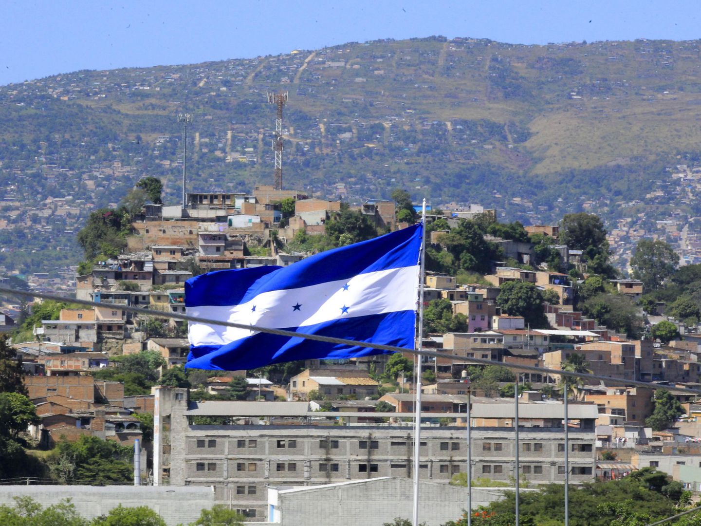 Fotografía de la una bandera nacional en Tegucigalpa (Honduras). (EFE)