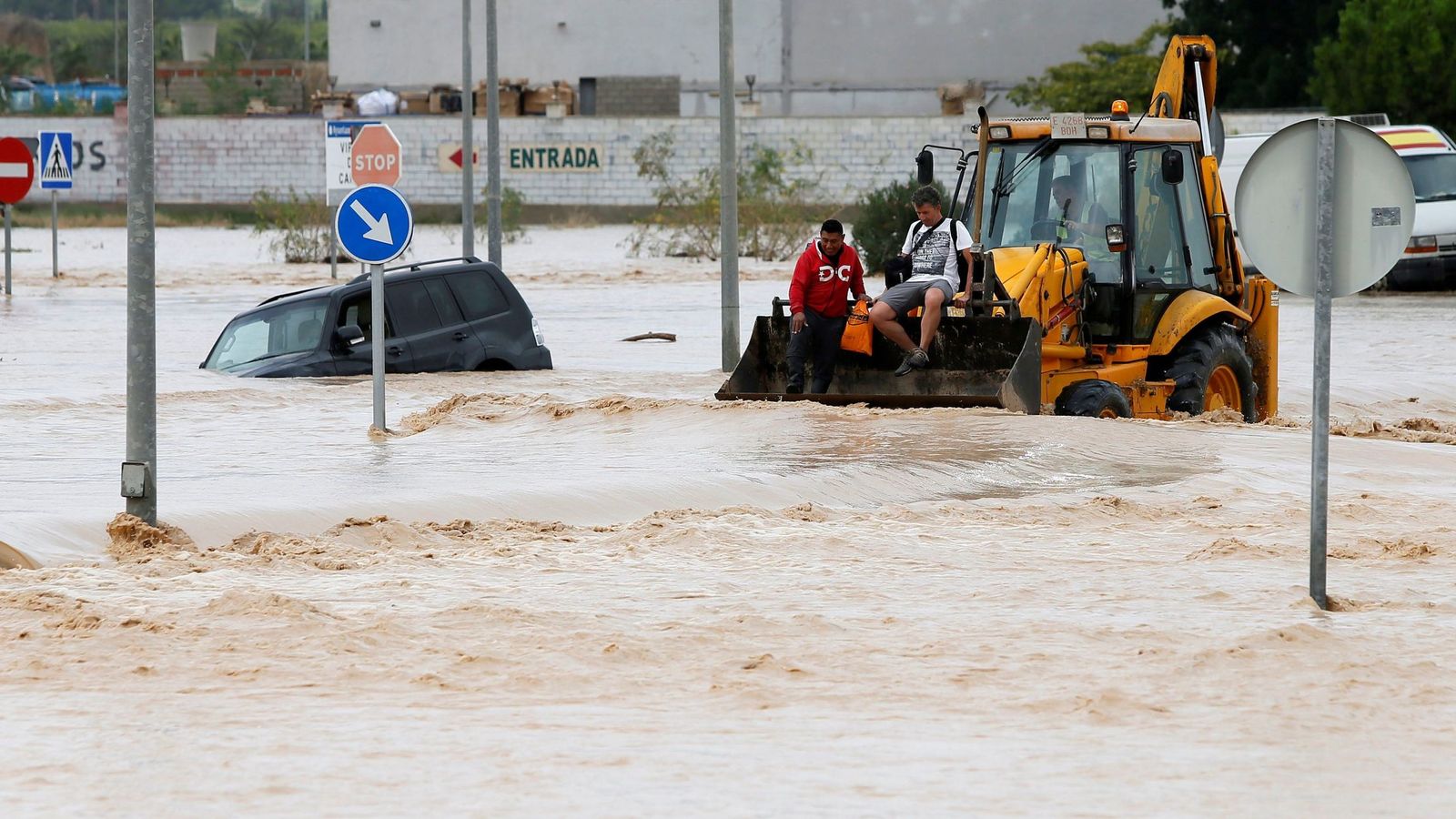 Foto: Dos personas son rescatadas con una pala mecánica en Orihuela, Alicante. (EFE)