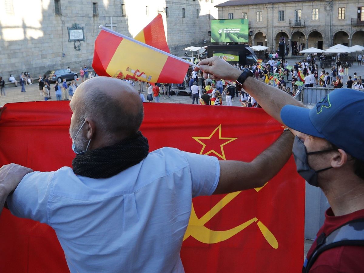 Foto: Hombre sosteniendo una bandera comunista. (EFE)