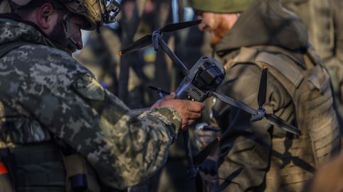 Un dron roba un 'walkie' cifrado a las tropas rusas y graba toda la operación en vídeo