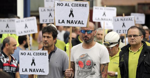 Foto: Trabajadores del astillero se concentran en protesta por el cierre de La Naval. (EFE)