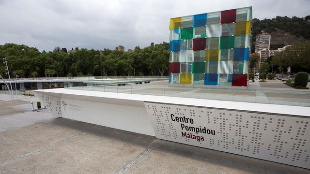 Vista del icónico cubo de colores del Museo Pompidou de Málaga.