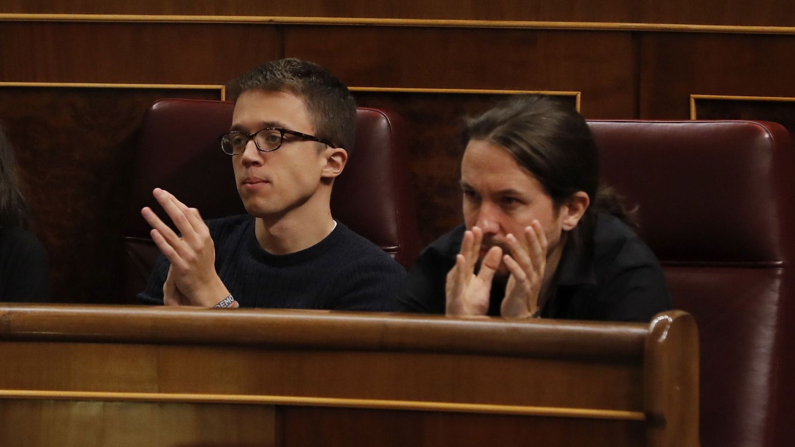 Foto: El líder de Podemos, Pablo Iglesias (d), junto al secretario de Política del partido y portavoz parlamentario, Íñigo Errejón (i), durante un pleno del Congreso. (EFE)
