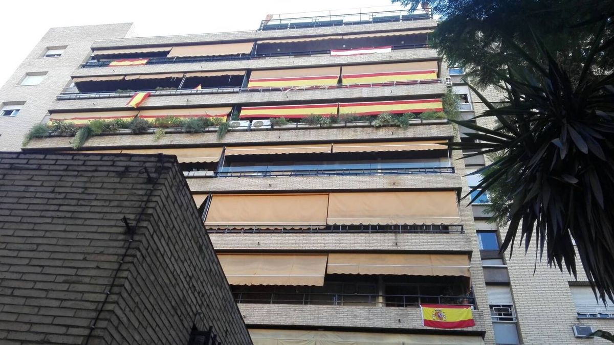 "Estamos desbordados": la bandera española se agota en Madrid y puebla los balcones