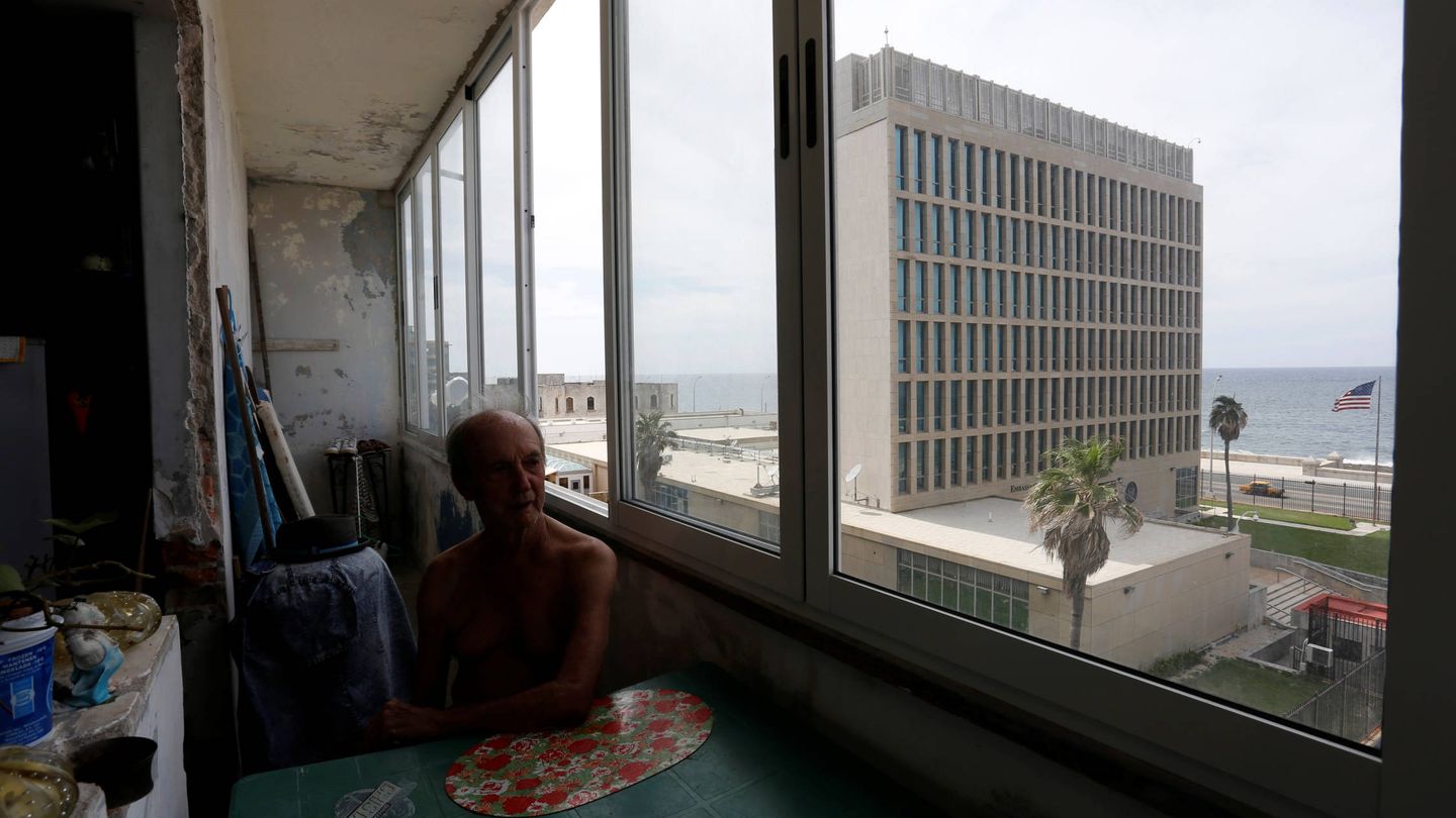 La embajada estadounidense en La Habana, vista desde un edificio residencial, el 13 de junio de 2017. (Reuters)