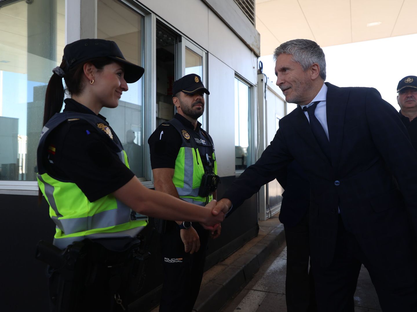 El ministro del Interior, Fernando Grande-Marlaska, al visitar a los efectivos de la Policía desplegados en la OPE. (EFE)
