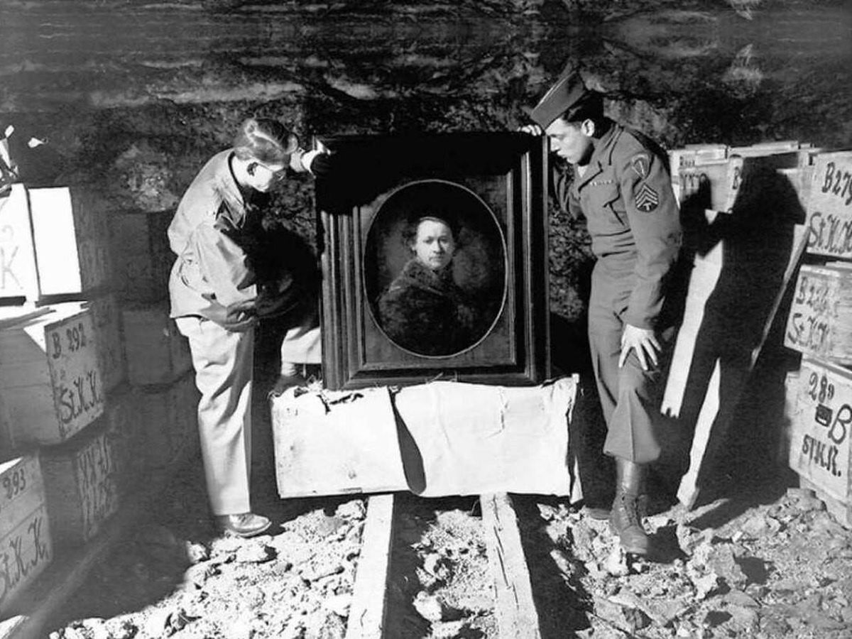Foto: Dos miembros de la MFAA localizan un Rembrandt original en la mina de sal de Heilbronn el 3 de mayo de 1946. (Wikipedia)
