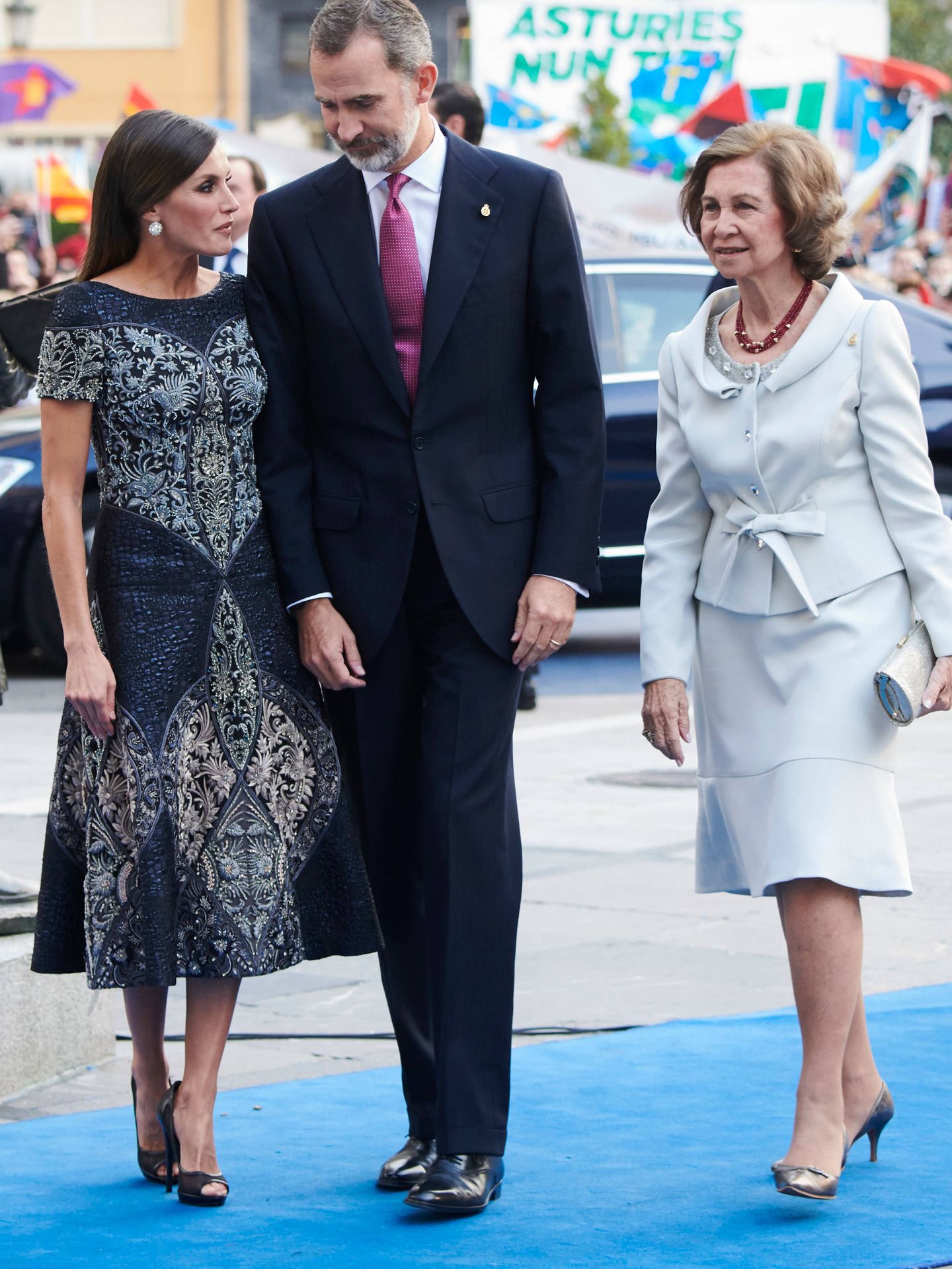 El rey Felipe, con las reinas Letizia y Sofía. (Limited Pictures)