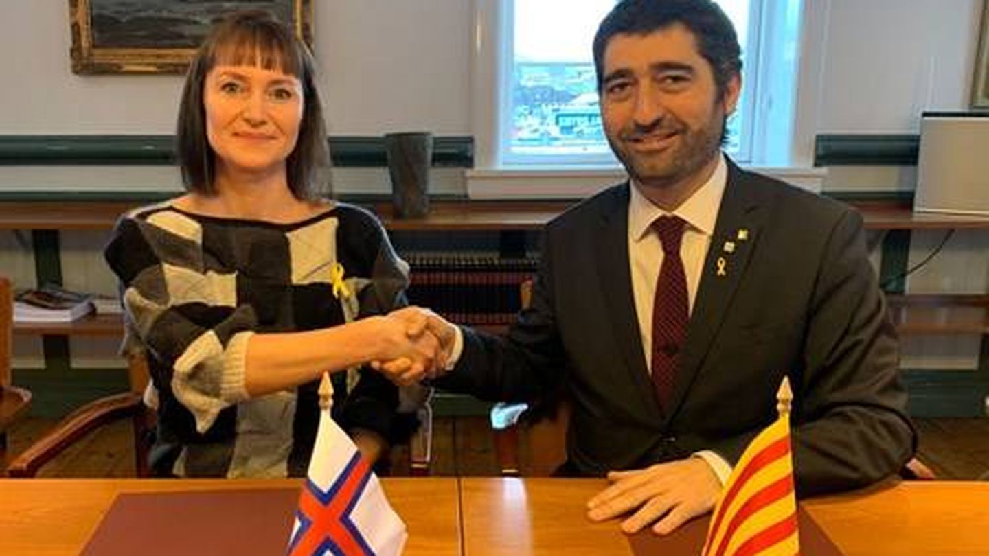 La ministra de Finanzas y digitalización de Feroe, Kristina Háfoss, con el lazo amarillo junto a Puigneró