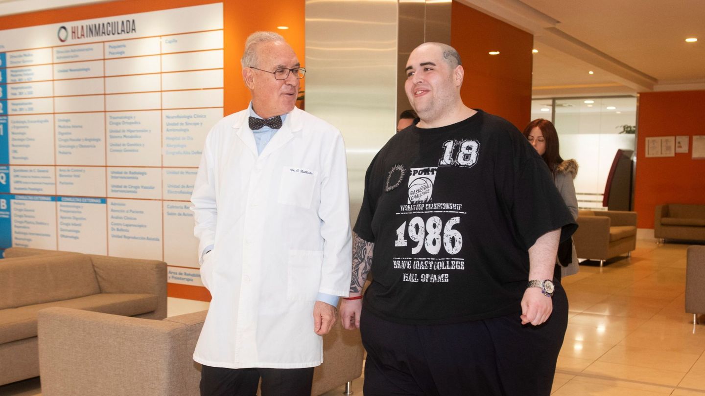 Teo Rodríguez, después de perder más de 100 kilos, junto al doctor Carlos Ballesta.  (EFE)