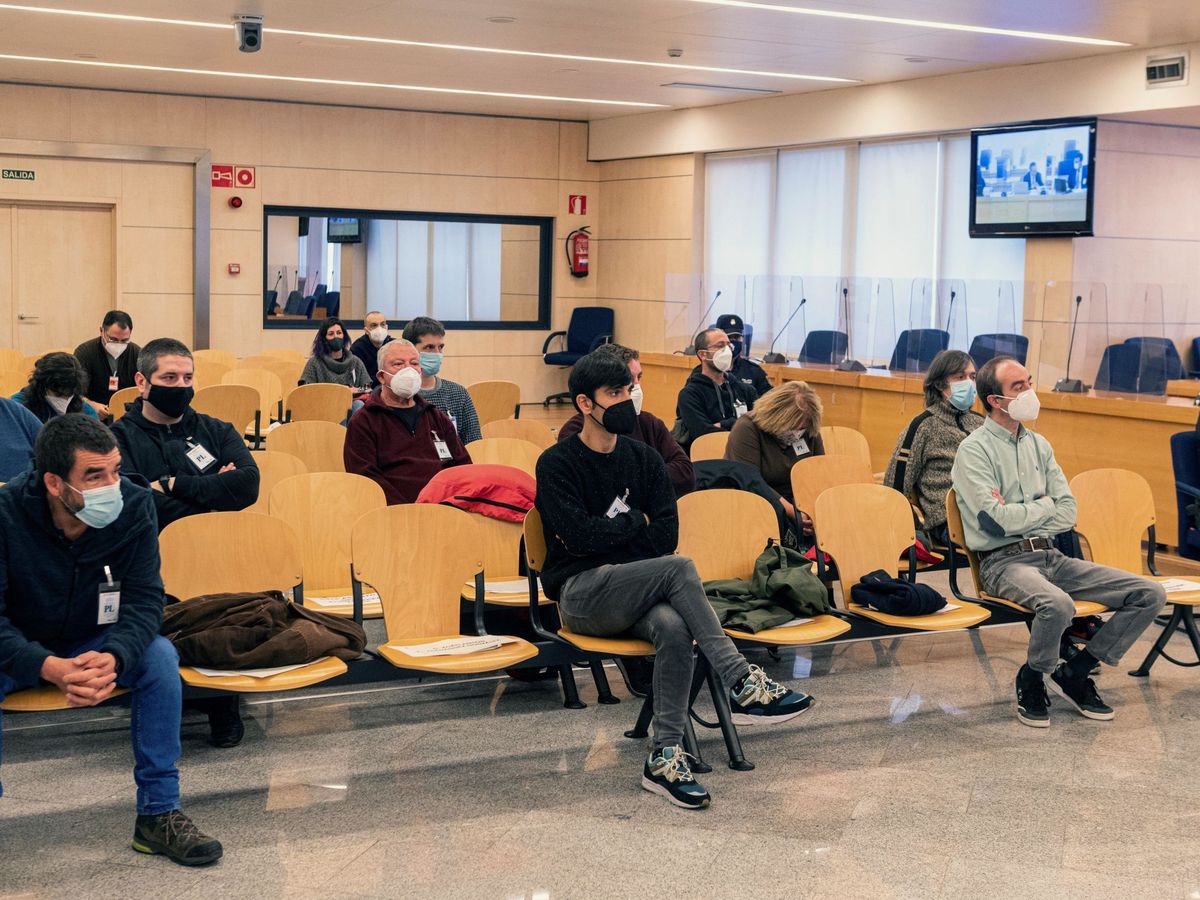 Foto: Militantes de las organizaciones independentistas gallegas Causa Galiza y Ceivara comparecen como acusados en la primera sesión de su juicio en la Audiencia Nacional. (EFE)