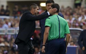 El Cholo Simeone sonroja al fútbol al dar dos collejas al cuarto árbitro