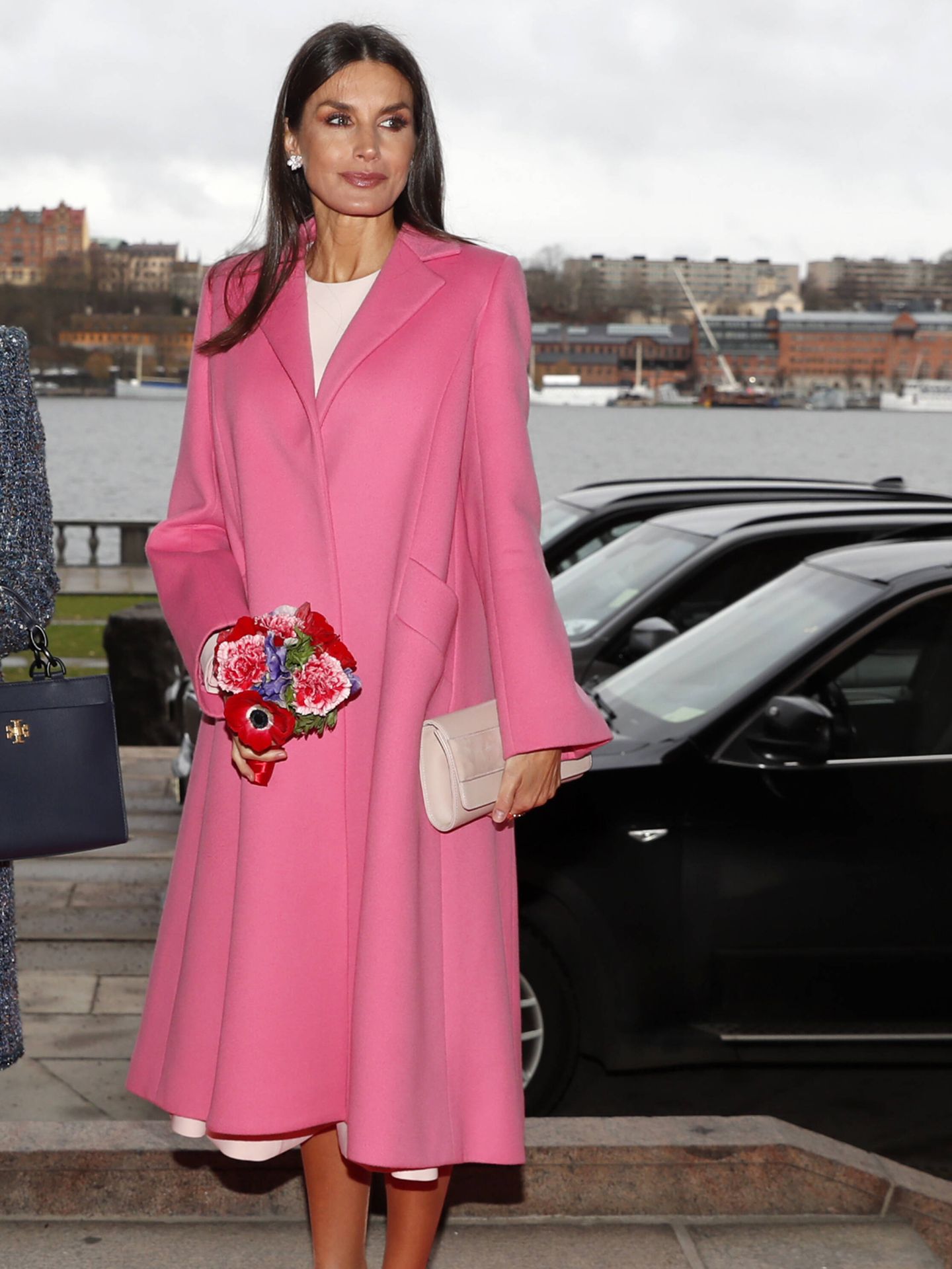 La reina Letizia, con un abrigo rosa fresa. (Gtres)