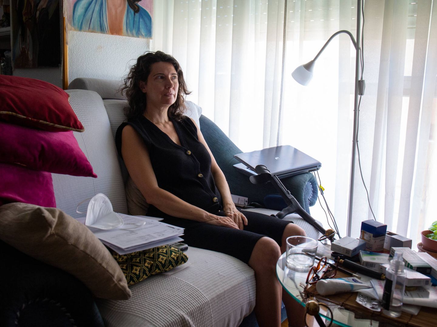 María Calle, en su sofá junto a un montón de medicamentos para sus dolencias. (D.B.)