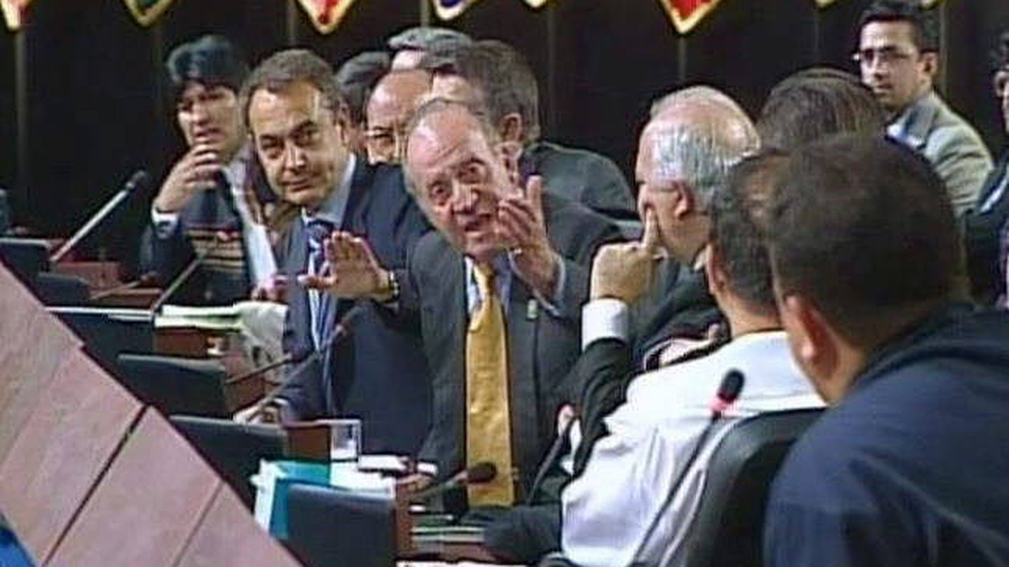 Fotograma del encontronazo entre el rey Juan Carlos y Hugo Chávez. (EFE)