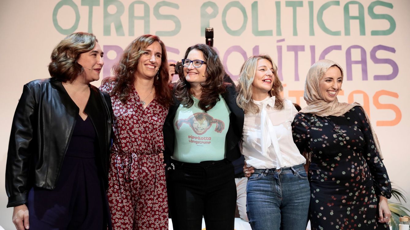 Foto: La ministra de Trabajo, Yolanda Díaz (2º dcha), con Mónica Oltra (c), Ada Colau (i), Mónica García (2º izq) y la portavoz del MDyC en Ceuta, Fátima Hamed (dcha), en noviembre en Valencia. (EFE/Ana Escobar)