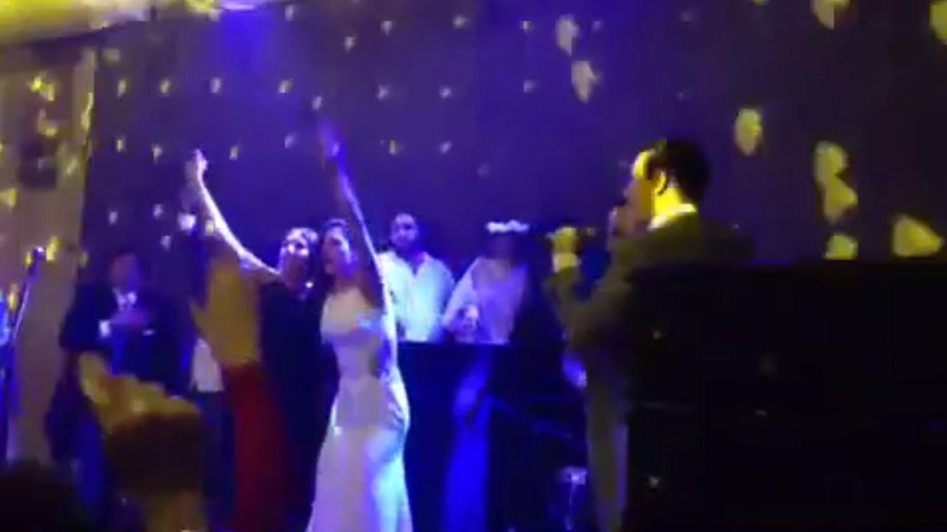 La boda de Cayetano Rivera y Eva González, desde dentro: reggaeton, risas y amigos