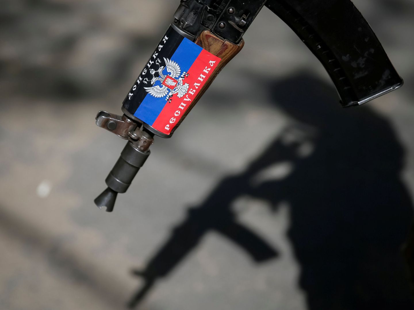 El arma de un prorruso en el este de Ucrania. (Reuters)